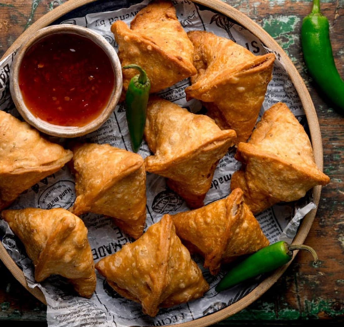 Freshly fried samosas