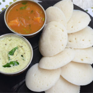 Idli with Sambhar & Chutney (8 Pcs)