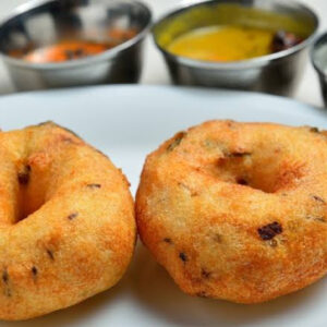 Idli/Medu Vada with Sambhar & Chutney (4 Vada & 4 Idli)